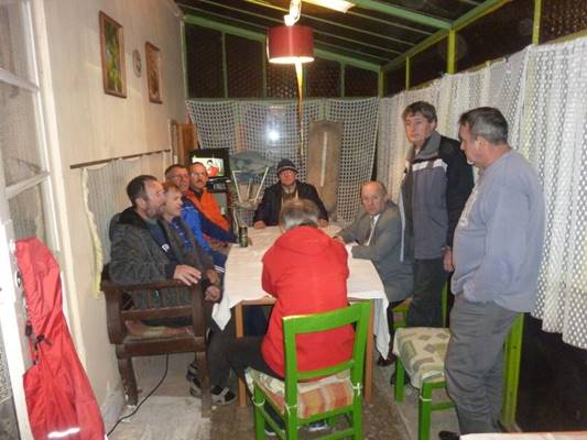 A kpen szemly, beltri, szemlyek, csoport lthat

Automatikusan generlt lers