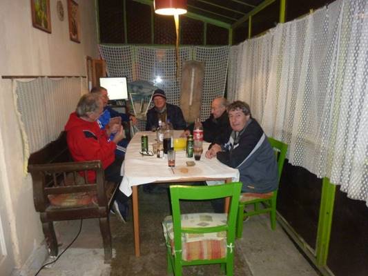 A kpen padl, beltri, fggny, asztal lthat

Automatikusan generlt lers