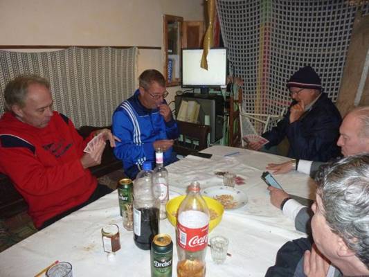A kpen szemly, asztal, l, beltri lthat

Automatikusan generlt lers