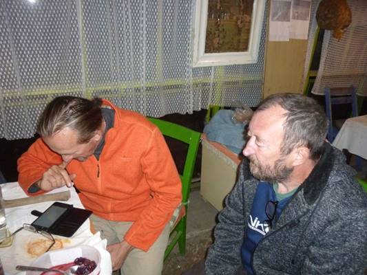 A kpen szemly, beltri, csoport, tkezs lthat

Automatikusan generlt lers