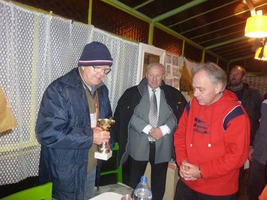 A kpen szemly, beltri, csoport, szemlyek lthat

Automatikusan generlt lers