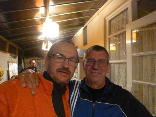 A kpen szemly, frfi, beltri, mennyezet lthat

Automatikusan generlt lers