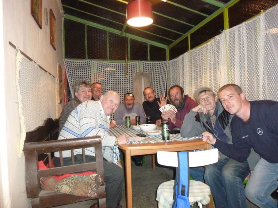 A kpen szemly, szemlyek, csoport, asztal lthat

Automatikusan generlt lers