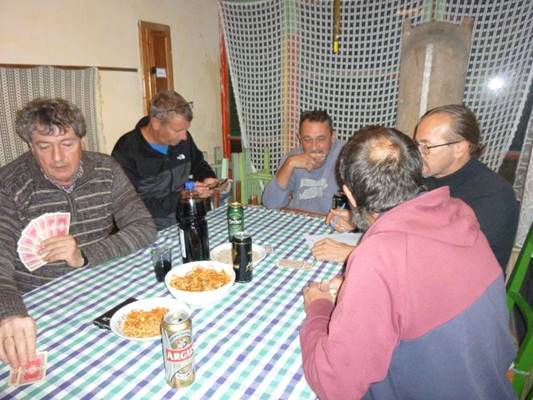 A kpen szemly, beltri, szemlyek, csoport lthat

Automatikusan generlt lers