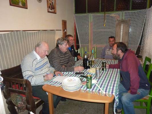 A kpen szemly, szemlyek, csoport, beltri lthat

Automatikusan generlt lers
