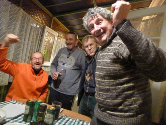 A kpen szemly, beltri, mennyezet, tterem lthat

Automatikusan generlt lers