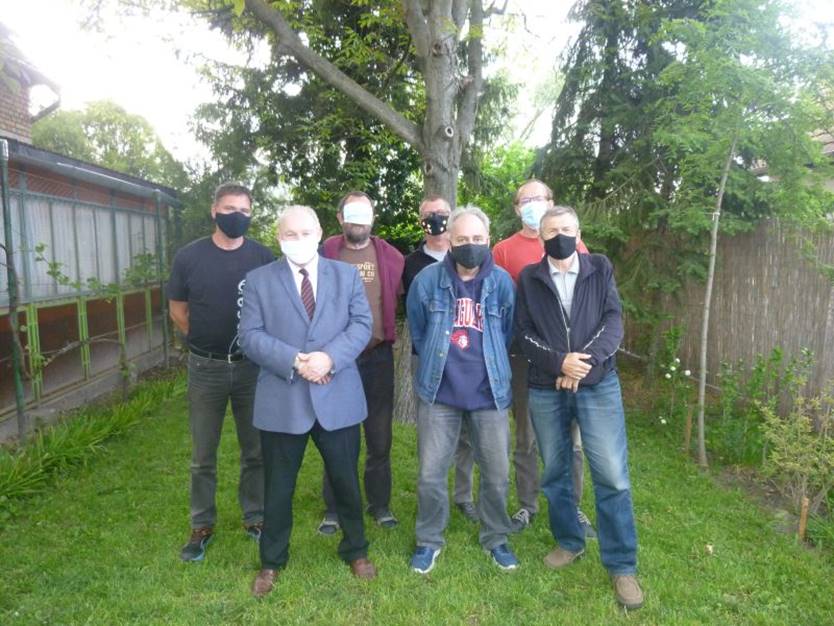 A kpen f, fa, kltri, szemly lthat

Automatikusan generlt lers