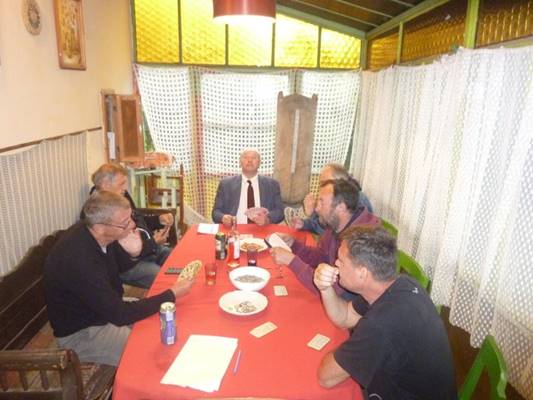 A kpen beltri, asztal, szemly, l lthat

Automatikusan generlt lers