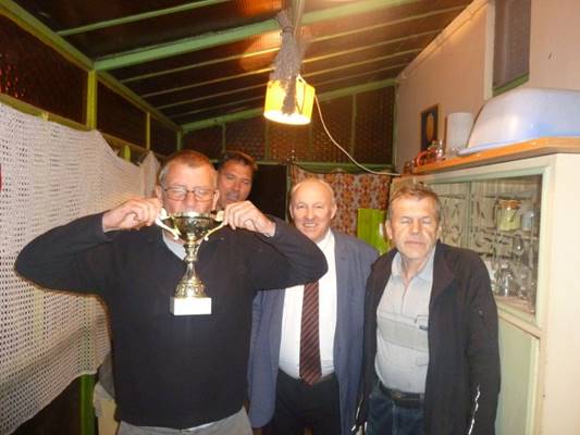 A kpen szemly, beltri, mennyezet, modellt lls lthat

Automatikusan generlt lers