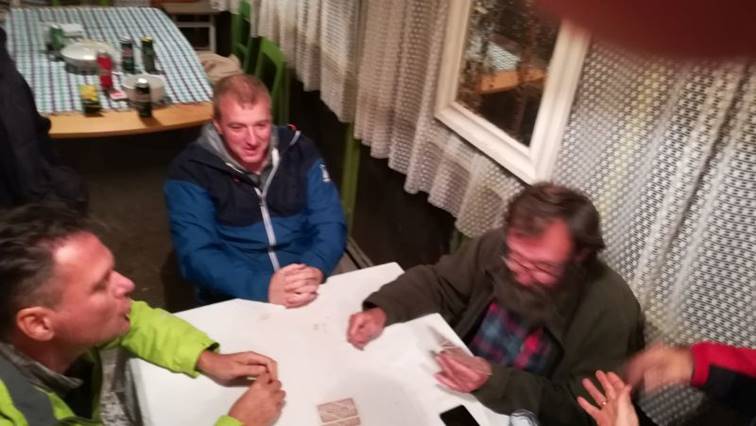 A kpen szemly, ruhzat, Emberi arc, asztal lthat

Automatikusan generlt lers