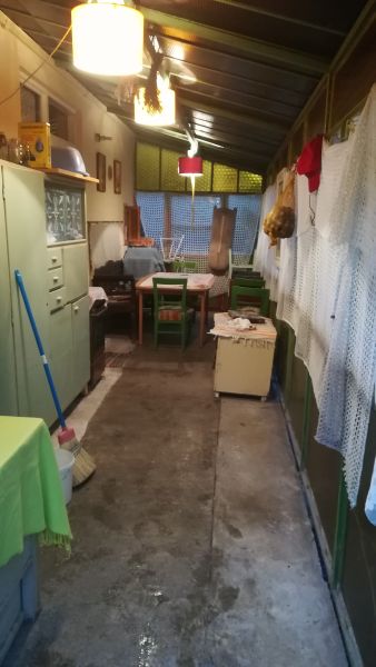 A k�pen belt�ri, padl�, szoba, �l� l�that�

Automatikusan gener�lt le�r�s