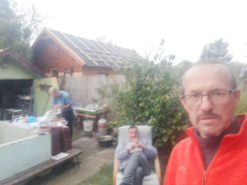 A k�pen szem�ly, k�lt�ri l�that�

Automatikusan gener�lt le�r�s