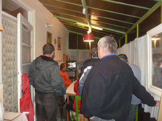 A k�pen szem�ly, belt�ri, mennyezet, �ll�s l�that�

Automatikusan gener�lt le�r�s