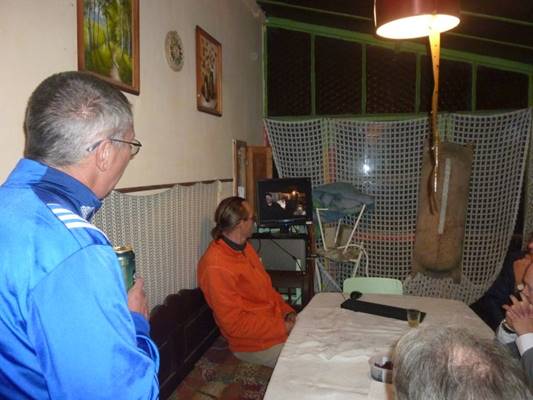 A k�pen szem�ly, f�rfi, belt�ri, szem�lyek l�that�

Automatikusan gener�lt le�r�s