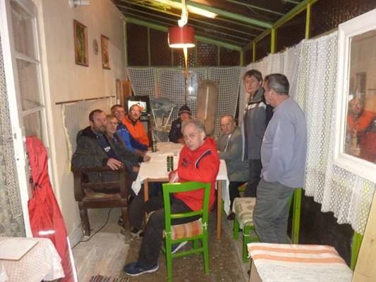 A k�pen szem�ly, belt�ri, �tkez�asztal l�that�

Automatikusan gener�lt le�r�s