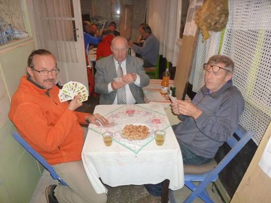 A k�pen szem�ly, belt�ri, csoport, szem�lyek l�that�

Automatikusan gener�lt le�r�s