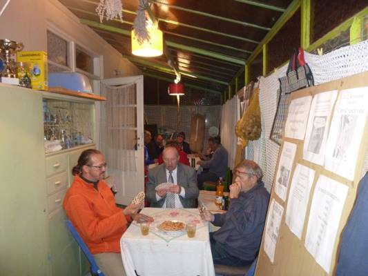 A k�pen sz�veg, szem�ly, belt�ri l�that�

Automatikusan gener�lt le�r�s