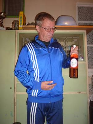 A k�pen fal, szem�ly, belt�ri, f�rfi l�that�

Automatikusan gener�lt le�r�s