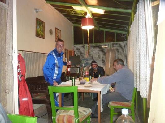 A k�pen szem�ly, �tkez�asztal l�that�

Automatikusan gener�lt le�r�s