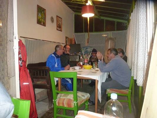 A k�pen belt�ri, szem�ly, �tkez�s, �tkez�asztal l�that�

Automatikusan gener�lt le�r�s