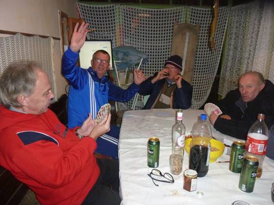 A k�pen szem�ly, asztal, belt�ri, csoport l�that�

Automatikusan gener�lt le�r�s