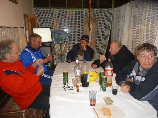 A k�pen asztal, szem�ly, belt�ri, �l� l�that�

Automatikusan gener�lt le�r�s