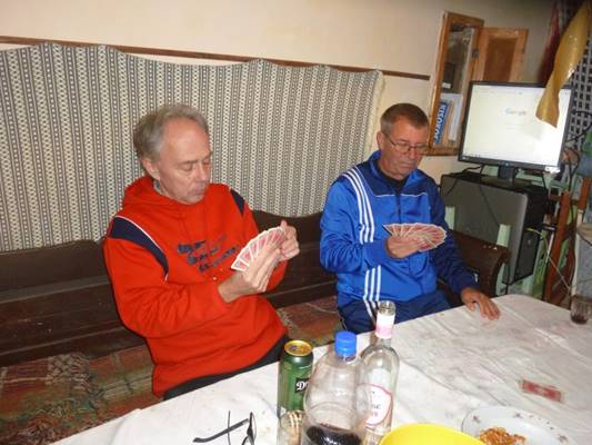 A k�pen fal, szem�ly, belt�ri, asztal l�that�

Automatikusan gener�lt le�r�s