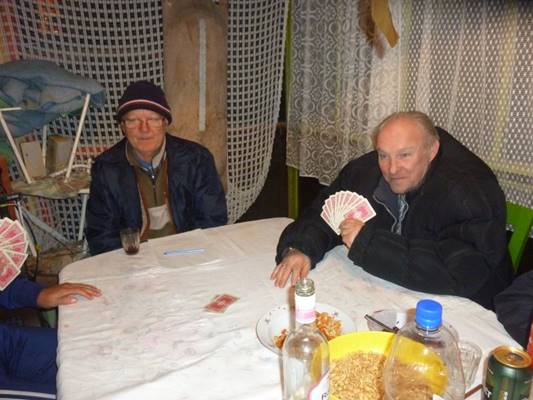 A k�pen szem�ly, asztal, belt�ri, f�gg�ny l�that�

Automatikusan gener�lt le�r�s