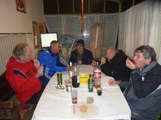 A k�pen asztal, szem�ly, belt�ri, �l� l�that�

Automatikusan gener�lt le�r�s