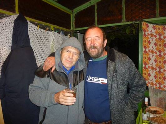 A k�pen szem�ly, f�rfi, modellt �ll�s l�that�

Automatikusan gener�lt le�r�s