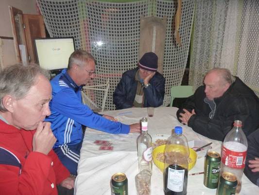 A k�pen szem�ly, asztal, belt�ri, szem�lyek l�that�

Automatikusan gener�lt le�r�s