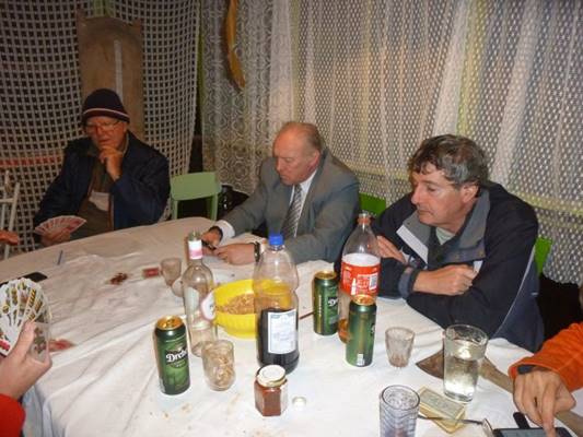 A k�pen asztal, szem�ly, �l�, f�gg�ny l�that�

Automatikusan gener�lt le�r�s