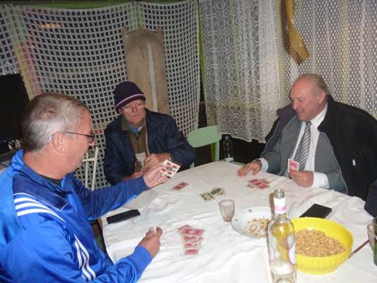 A k�pen szem�ly, asztal, belt�ri, f�gg�ny l�that�

Automatikusan gener�lt le�r�s