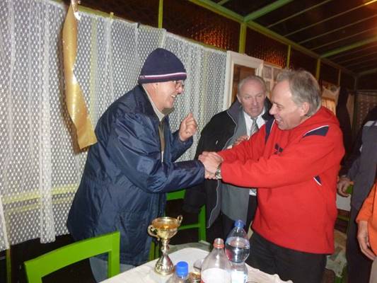 A k�pen szem�ly l�that�

Automatikusan gener�lt le�r�s