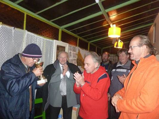 A k�pen szem�ly, �ll�s, belt�ri, szem�lyek l�that�

Automatikusan gener�lt le�r�s