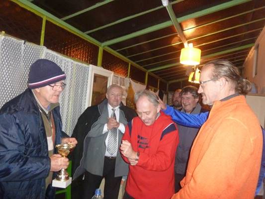 A k�pen szem�ly, �ll�s, belt�ri, szem�lyek l�that�

Automatikusan gener�lt le�r�s