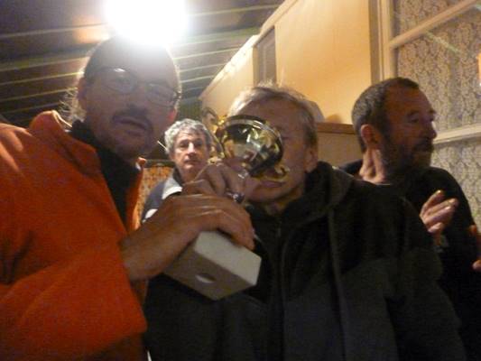 A k�pen szem�ly, bor, f�rfi, belt�ri l�that�

Automatikusan gener�lt le�r�s