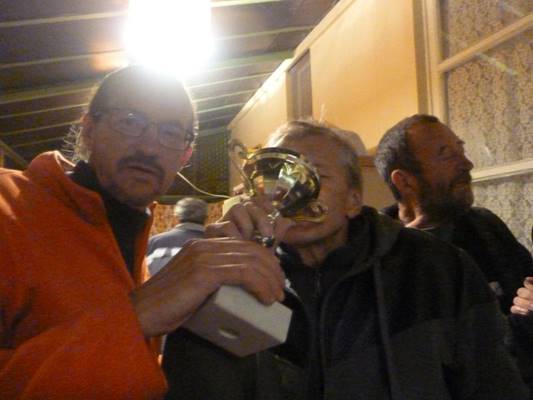 A k�pen szem�ly, belt�ri, f�rfi, bronz l�that�

Automatikusan gener�lt le�r�s