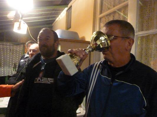 A k�pen szem�ly, f�rfi, belt�ri, bronz l�that�

Automatikusan gener�lt le�r�s