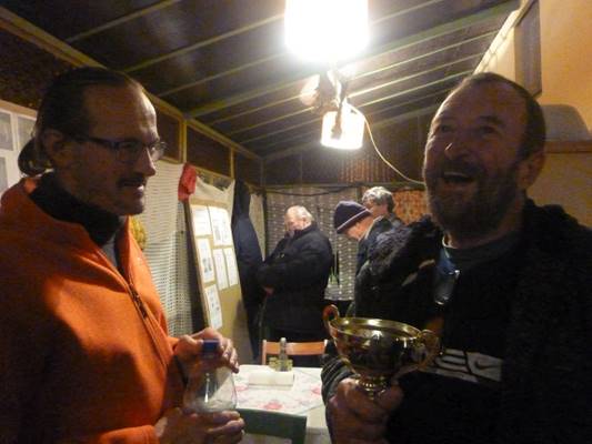 A k�pen szem�ly, f�rfi, belt�ri, fal l�that�

Automatikusan gener�lt le�r�s