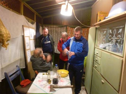 A k�pen belt�ri, szem�ly, mennyezet l�that�

Automatikusan gener�lt le�r�s