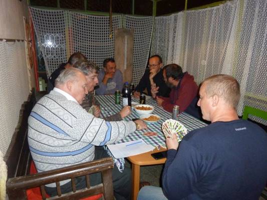 A k�pen szem�ly, �l�, belt�ri, szem�lyek l�that�

Automatikusan gener�lt le�r�s