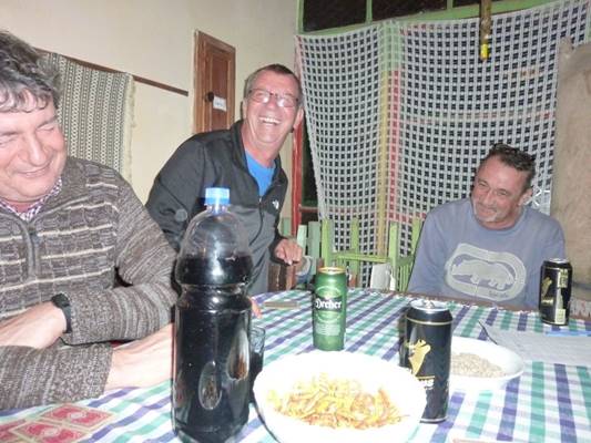 A k�pen szem�ly, asztal, belt�ri, f�rfi l�that�

Automatikusan gener�lt le�r�s