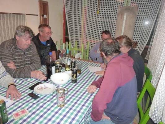 A k�pen szem�ly, belt�ri, csoport, szem�lyek l�that�

Automatikusan gener�lt le�r�s