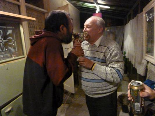 A k�pen szem�ly, belt�ri, �ll�s, iv�s l�that�

Automatikusan gener�lt le�r�s