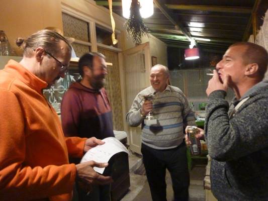 A k�pen szem�ly, belt�ri, csoport l�that�

Automatikusan gener�lt le�r�s