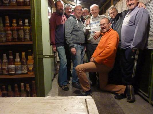 A k�pen sz�veg, belt�ri, szem�ly, szem�lyek l�that�

Automatikusan gener�lt le�r�s