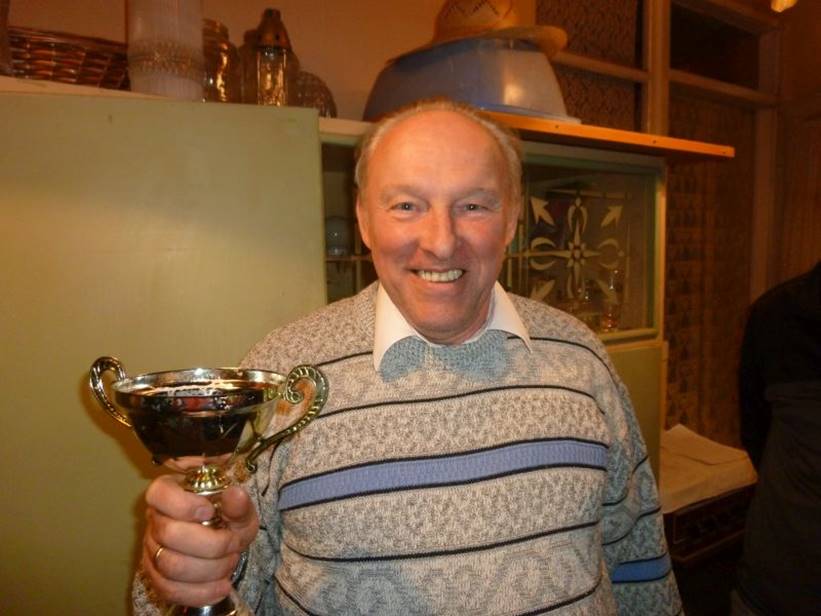 A k�pen szem�ly, fal, belt�ri, bor l�that�

Automatikusan gener�lt le�r�s