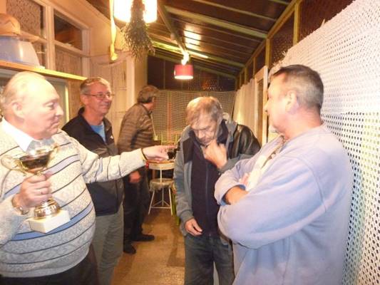 A k�pen szem�ly, belt�ri, �ll�s, j�t�k l�that�

Automatikusan gener�lt le�r�s