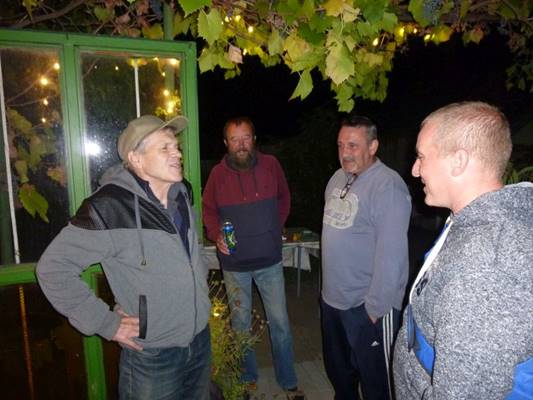 A k�pen szem�ly, szem�lyek, csoport, �ll�s l�that�

Automatikusan gener�lt le�r�s